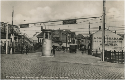 194932 Woenselse overweg, met verkeerstoren en loopbrug, Fellenoord, 1940