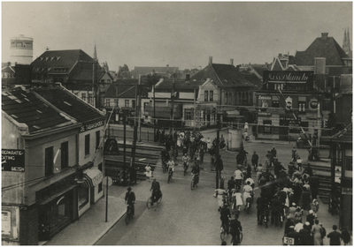194937 Verkeersdrukte: het oversteken van de Woenselse overweg door fietsers en voetgangers. Linksvoor sigarenhandel De ...