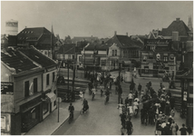 194937 Verkeersdrukte: het oversteken van de Woenselse overweg door fietsers en voetgangers. Linksvoor sigarenhandel De ...