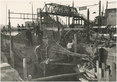 194970 Werkzaamheden aan de Parallelweg. Op de achtergrond de loopbrug bij de Woenselse overweg, 1946 - 1950