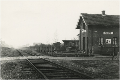 194996 Spoorweghuisje 37, Genneperweg. Op de voorgrond de spoorlijn Eindhoven-Valkenswaard-Hasselt, 02-1959