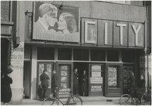 251981 City-bioscoop, Kruisstraat 2. In de deuropening de zwager en schoonzus van exploitant F.G. Otten, ca. 1934