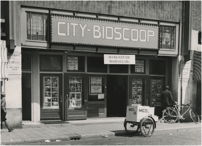 251982 City-bioscoop, Kruisstraat 2. Met een ijskar van Roomijsfabriek Mico, ca. 1934