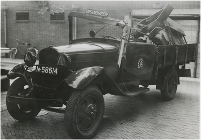 191398 Brandweerwagen op de binnenplaats van het politiebureau na een ongeval op de kruising Aalsterweg-Leenderweg, ...