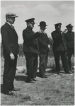 191796 Het houden van schietoefeningen door personeel van het politiebureau op de Grote Berg op de schietbaan van de ...