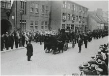 196213 De begrafenisstoet van inspecteur P. de Poorter voor het hoofdbureau van de politie, 05-12-1932