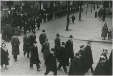 196228 De begrafenis van hoofdagent Hurkmans: het lopen in een stoet naar van de kerk in het Villapark naar het ...