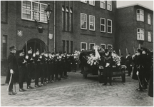 196316 De begrafenis van C.A. van Boven, marechaussee, vanaf het hoofdbureau van de politie. Links op de voorgrond ...