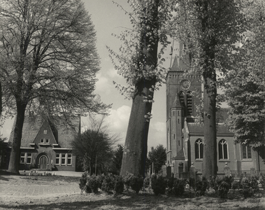 9156 De R.K.-kerk en het gemeentehuis aan het Dorpsplein, ca. 1960
