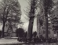 9156 De R.K.-kerk en het gemeentehuis aan het Dorpsplein, ca. 1960