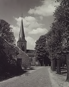 9157 De Willibrordusstraat gezien in de richting van de R.K.kerk,, 08-1962