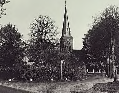 9159 De Willibrordusstraat met op de achtergrond de R.K.kerk, ca. 1960