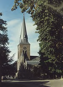 9168 Gezicht op de R.K.kerk aan het Dorpsplein, ca. 1980