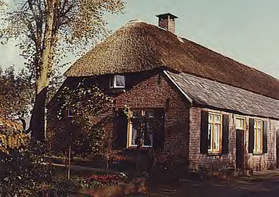 9176 Buitenaanzicht van een boerderij te Riethoven, ca. 1980