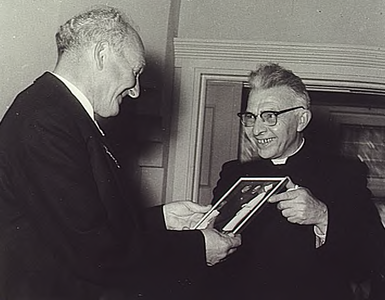 9181 Burgemeester Schram tijdens de viering van zijn twaalfeneenhalf jarig jubileum als burgemeester van Riethoven, 1960