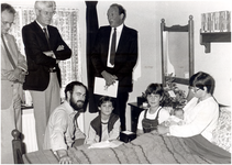 147859 Geboorte 8.000-ste inwoner Hoogeloon ca. De gelukkige familie met rechts staande burgemeester Wouters, 1982