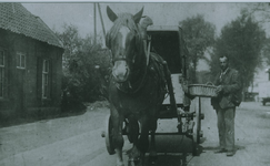 500001 Broodbezorger Johannes van Kollenburg met paard en wagen, 1950