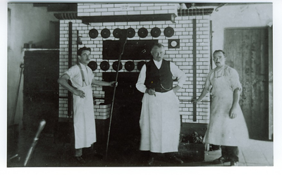 500016 Bakker W. van Kronenburg met personeel in zijn bakkerij voor de hete luchtoven, 1929