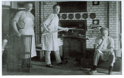 500026 Bakker van Kronenburg met zijn personeel voor de hete luchtoven in zijn bakkerij, 1947