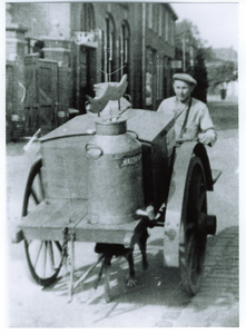 500028 Kees van der Heijden : melkventer met zijn handkar, 1935