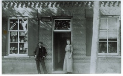 500034 Kruidenier annex barbier van de Eijnden voor zijn winkel, 1920