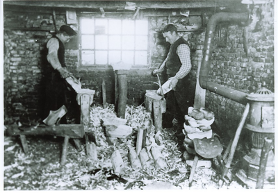 500089 De werkplaats van klompenmakerij van C. van de Biggelaar, 1924