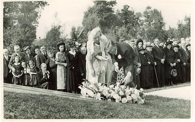 500091 Kranslegging bij het monument voor oorlogsslachtoffers door Prinses Juliana en Prins Bernhard, 07/09/1949