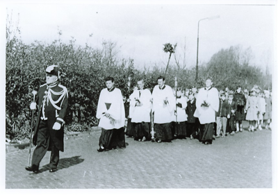500094 De Sacramentsprocessie met ervoor Suisse M. Merks, gevolgd door de priesters , 1960
