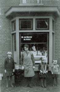 500101 Slagerij de Bruin met ervoor kinderen de Bruin, 1931