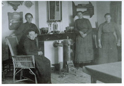 500102 Bij de potkachel in woonkamer van W. van Kronenburg, 1925