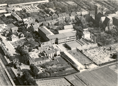 500107 Luchtfoto van Tricotagefabriek Tricobest, 1950