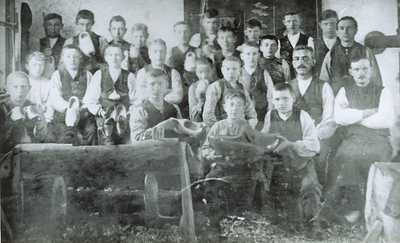 500112 Leerlingen van de klompenmakersvakschool, 1920