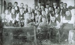 500112 Leerlingen van de klompenmakersvakschool, 1920