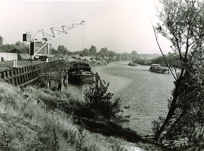 500132 Het lossen van kolenschepen in de haven aan het Wilhelminakanaal, 1948
