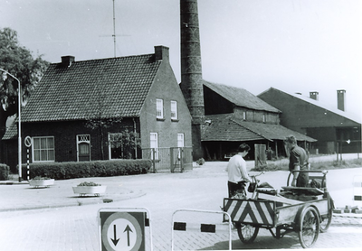 500144 Wegwerkzaamheden aan de Stationsstraat door wegwerkers, 1965