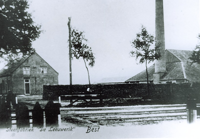500149 Steenfabriek De Leeuwerik met op de voorgrond de spoorwegovergang, 1930