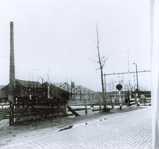 500155 Spoorstraat met spoorwegovergang van Koninging Emmalaan, 1960