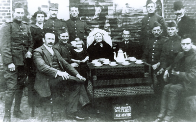 500156 Iingekwartierde Nederlandse militairen op de koffie bij Fam.Merks, 11/1916
