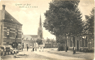 500157 Dorpstraat met links het gemeentehuis en in het midden de R.K. Odulphuskerk, 1920