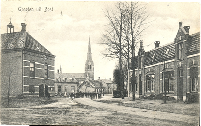 500158 Dorpstraat met links het gemeentehuis en in het midden de R.K. Odulphuskerk, 1920
