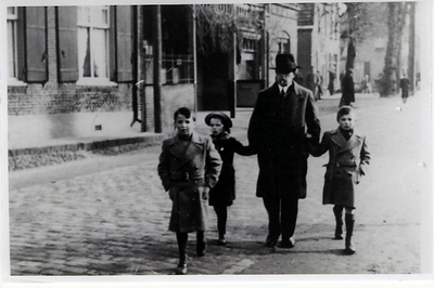 500185 Kerkgang : M. Vogels met zijn kinderen, 1940