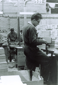 500262 Frans Kluijtmans aan het werk, 1962