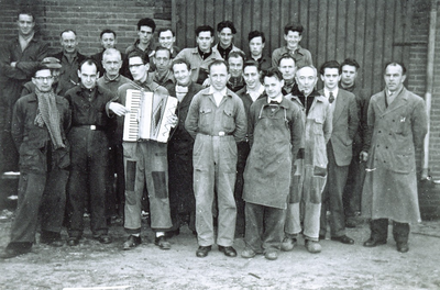 500265 Personeel van sigarenkistenfabriek De Ceder, 18/12/1957