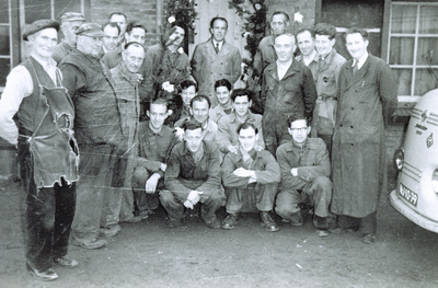 500266 Personeel van sigarenkistenfabriek De Ceder, 16/11/1957