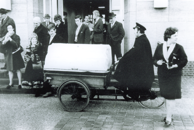 500284 Nico Vogels komt met een posttransportfiets aan op het gemeentehuisplein, 1971