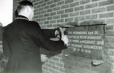 500291 Burgemeester G.F.J. Notermans plaatst een plaquette, 17/09/1949