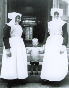 500304 Twee kloosterzuster van de orde van de Augustinessen, 1932