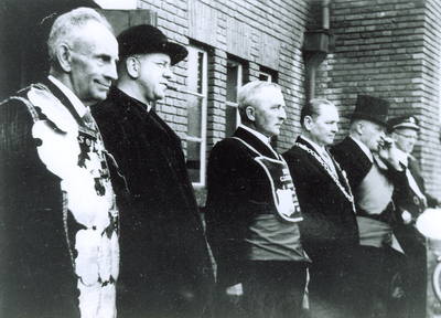 500324 Gilde op bezoek bij burgemeester G.F.J. Notermans en pastoor A. Swagemakers, 1960