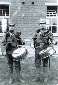 500349 Links Jan Vogels en zijn collega als militaire tamboers/trompetters, 1920