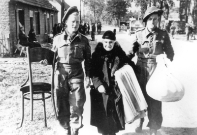 500354 Evacuatie van bejaarden van Huize Nazareth door Schotse militairen, 09/1944